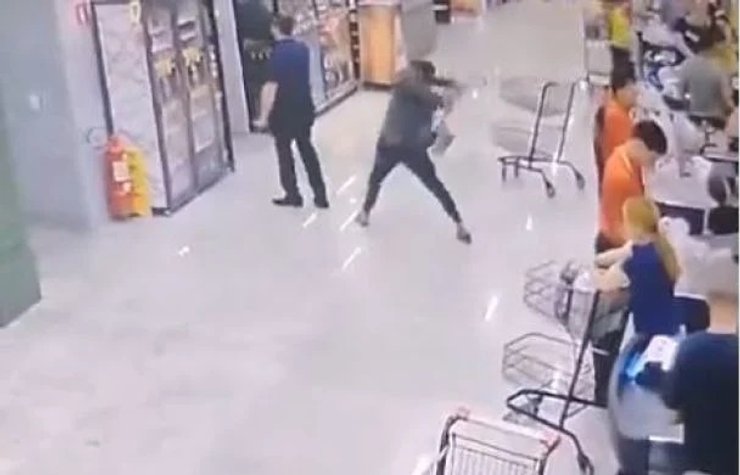 Чоловік замахується на менеджера супермаркету лопатою