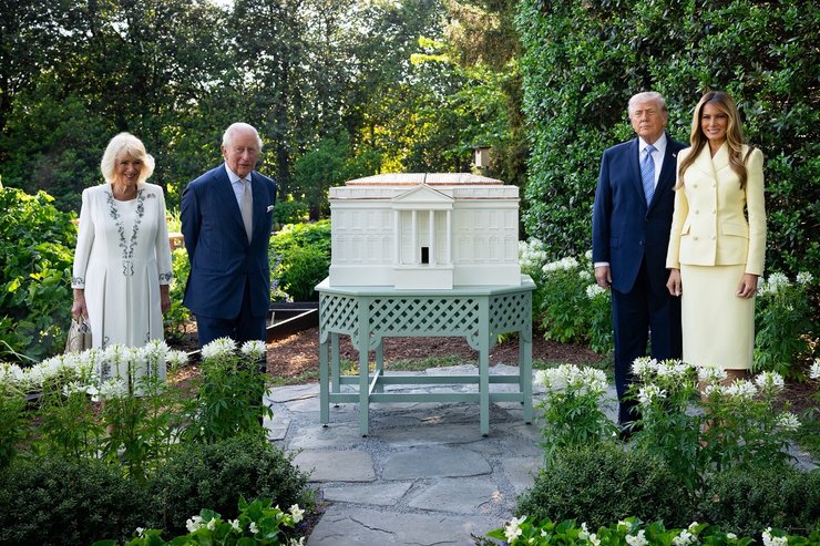 дональд трамп меланія трамп король чарльз королева камілла білий дім вулик