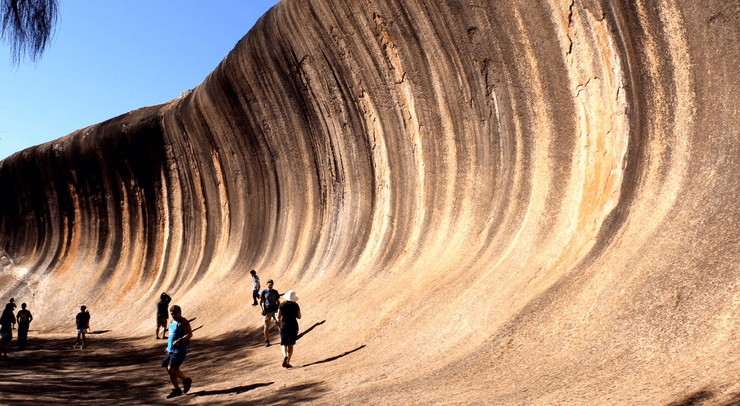 Туристы у скалы Wave Rock в Западной Австралии, похожей на окаменевшую волну