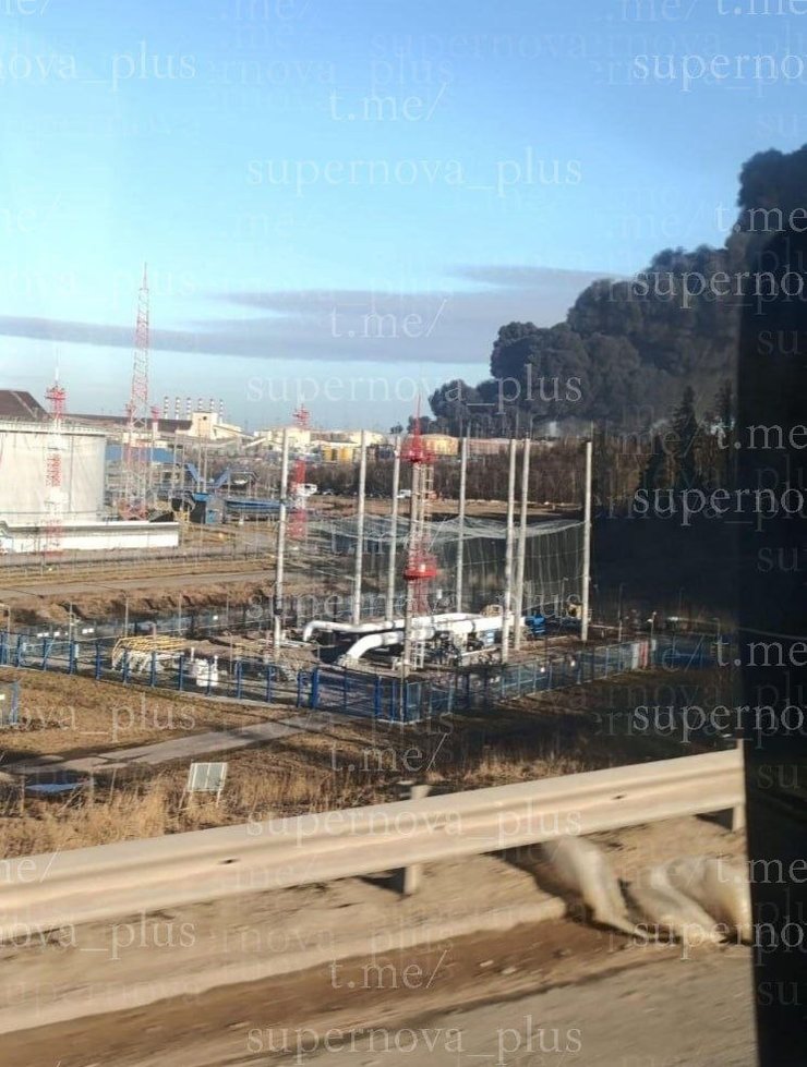 столб дыма над терминалами порта Усть-Луга, 27 марта