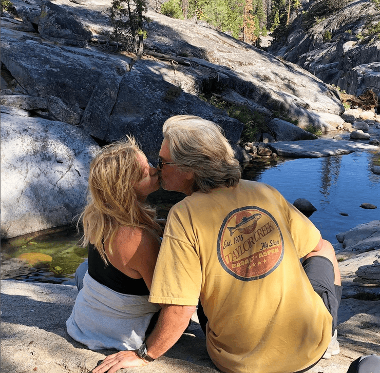 Голди Хоун, Курт Рассел, камни, река