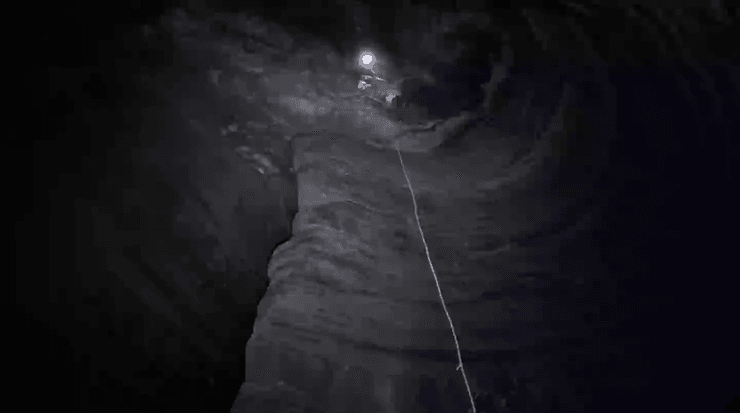 Печера в США, найглибша печера, глибока яма, вірусне відео, опустили камеру в печеру, блогери, міські дослідники, під землею