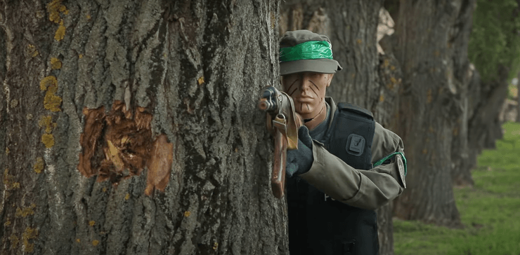 манекен с оружием, военный муляж