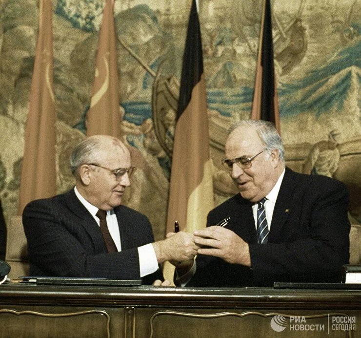 Михаил Горбачев и Гельмут Коль - архивное фото