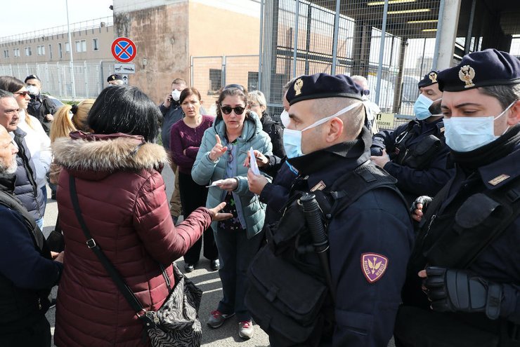 Тюремные бунты из-за коронавируса в Италии 