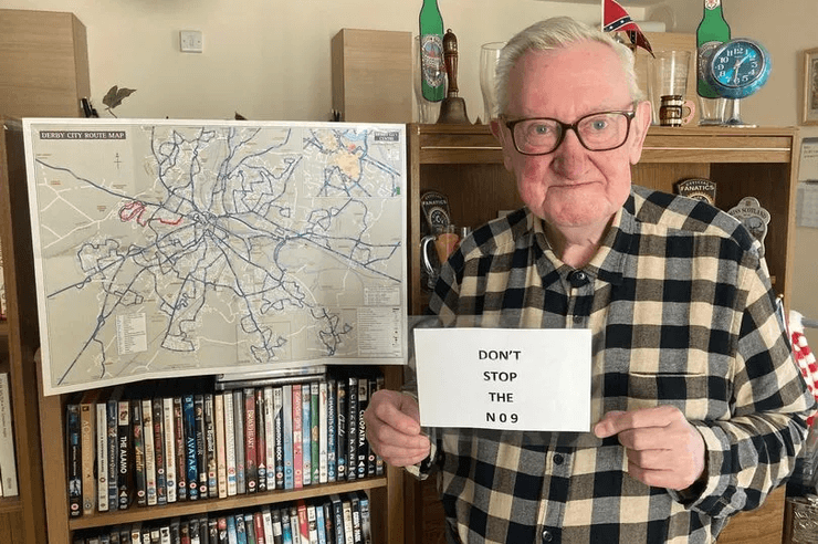 Пенсіонер живе в холодній квартирі, старий, дідусь, жити в холодильнику, пенсіонер замерзає, холод у квартирі, холодний будинок