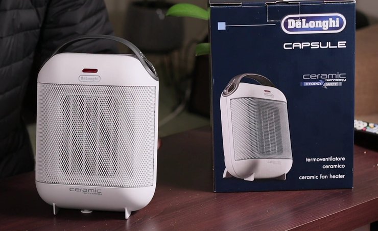 Обігрівач DeLonghi Capsule HFX30C18.IW на столі