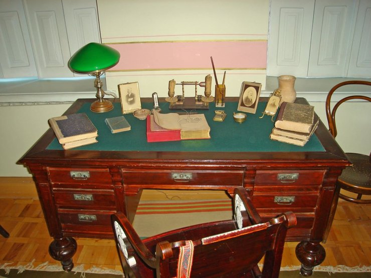 Робочий стіл Дмитра Яворницького знаходиться в будинку-музеї