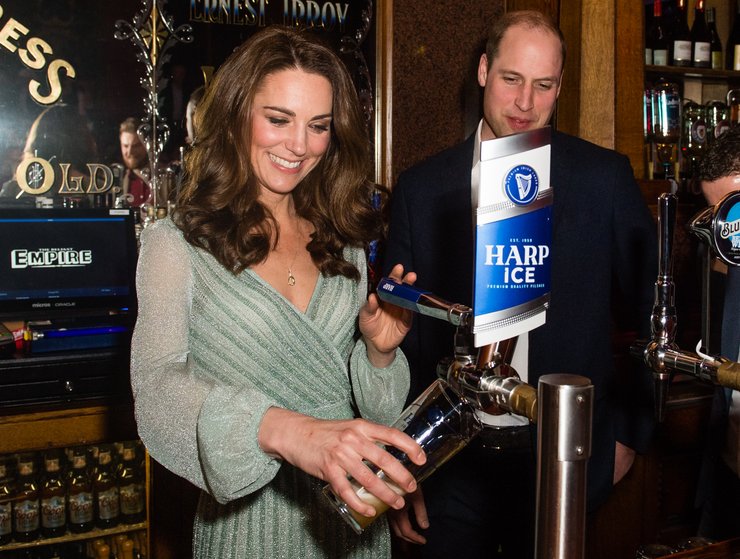 Кейт Миддлтон и принц Уильям предпочитают расслабиться с пинтой пива