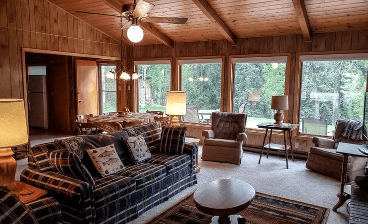 Супруги из США превратили заброшенный дом рядом с рекой в горах в роскошное жилье