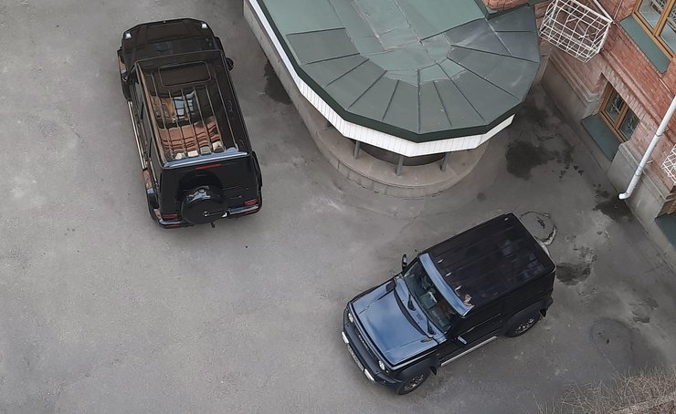 Mercdes-Benz G-Class (слева) и стилизованный под него Suzuki Jimny на парковке одного из бизнес-центров Киева