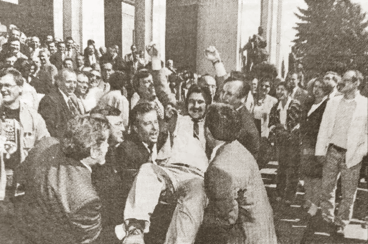 На руках носят депутата Михаила Сироту после принятия Конституции Украины