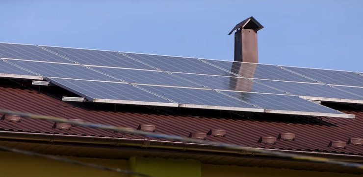 Солнечные панели на крыше частного дома