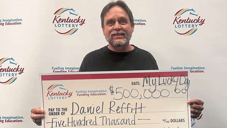 Победитель лотереи, лотерея, приз, джекпот, сорвал джекпот, поделился деньгами, раздавал деньги, деньги, выигрыш, лотерейный билет,