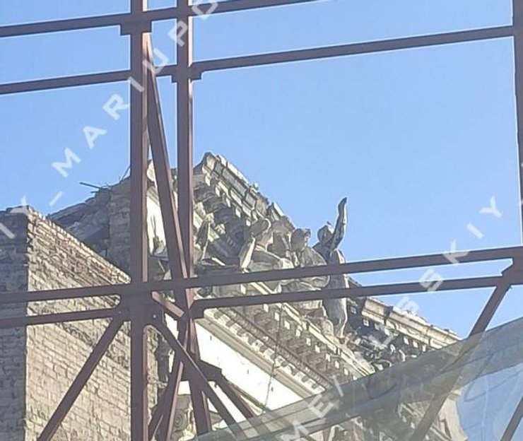 Статуї драмтеатру Маріуполя