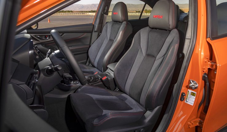 интерьер нового Subaru WRX, кресла Recaro, передние сиденья