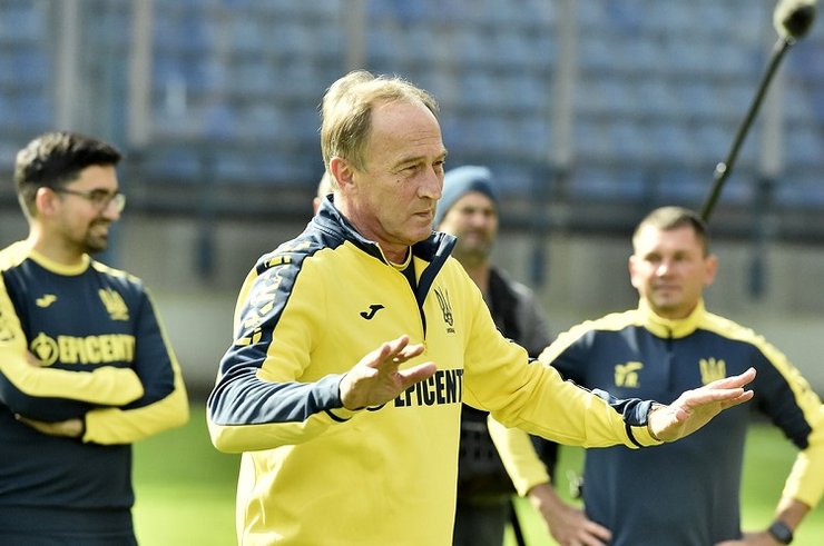 Тренер Олександр Петраков під час тренування. тренування збірної України фото