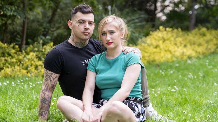 Софія Каркадим, Тоні Гарнетт, українська біженка, британець та й українка, забрала британця з родини