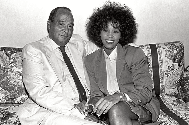 Батько й дочка, Вітні Г'юстон, Джон Г'юстон