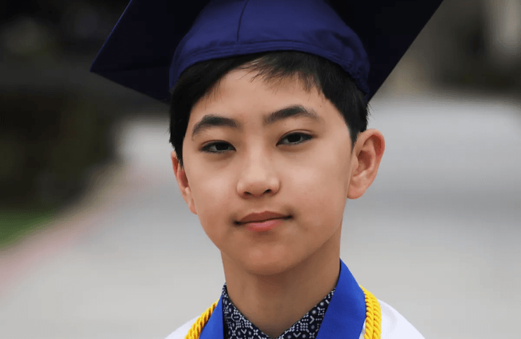 Подросток окончил колледж, получил 5 дипломов, домашнее обучение, обучение, образование, выпускник,