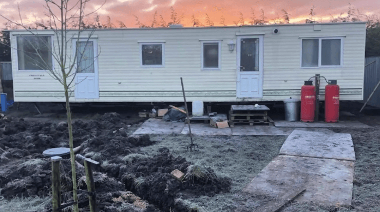 Передвижной дом на участке семьи, которая более 12 лет живет без централизованных коммуникаций