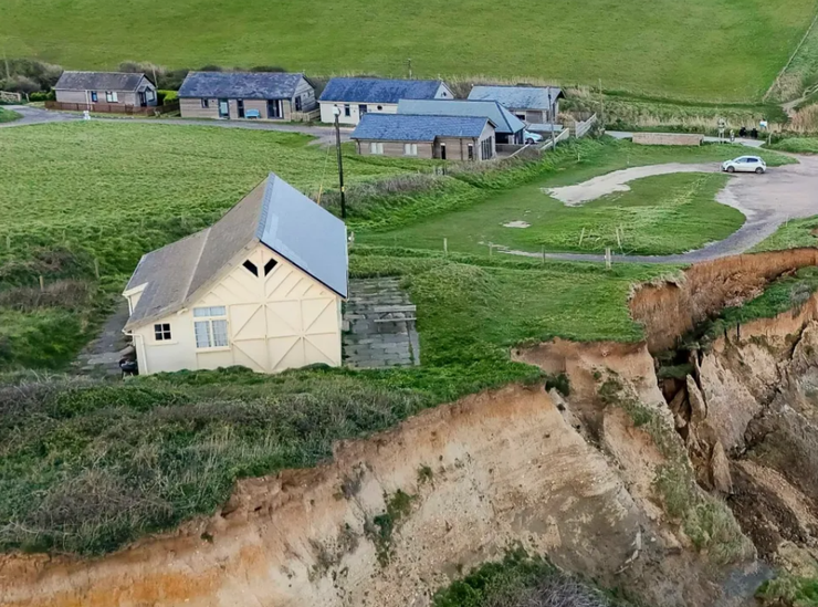 Будинок з серіалу Бродчерч скоро впаде у море, зсув ґрунту, стихія, ерозія землі, Велика Британія