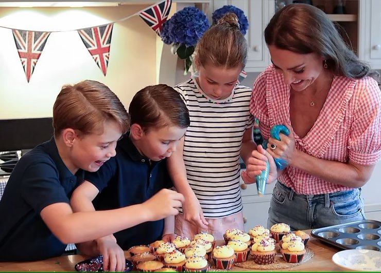 принцесса Кейт Миддлтон, принцесса Шарлотта, принц Джордж, принц Луи, выпечка
