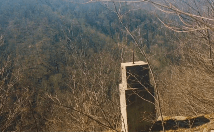 Женщина заметила пугающую деталь на фото, поход в горы, жуткое фото, маленькая деталь на фото, заметили руку на фото,