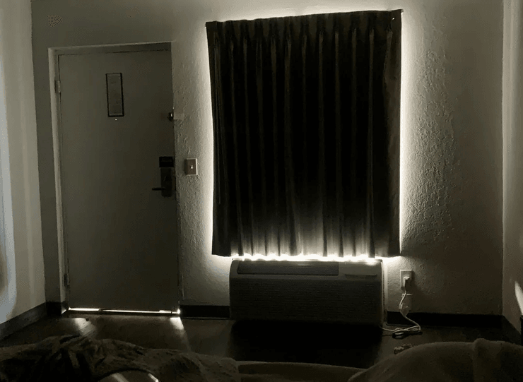 Отель в США удивил постояльцев экстремальным освещением, из-за которого трудно уснуть