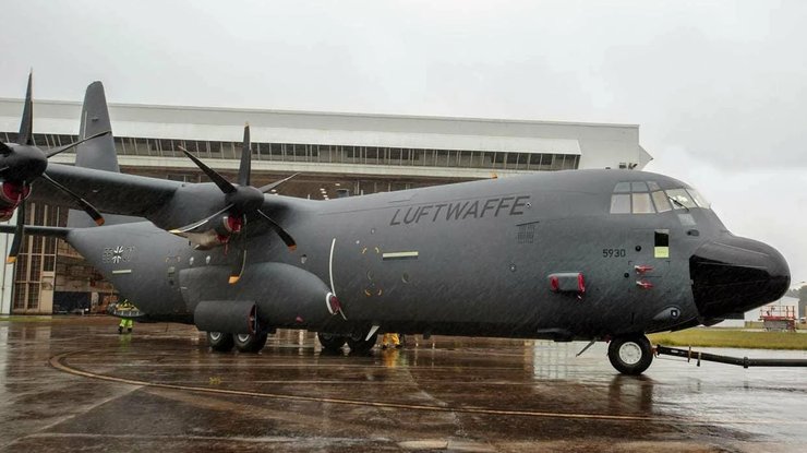 самолет C-130