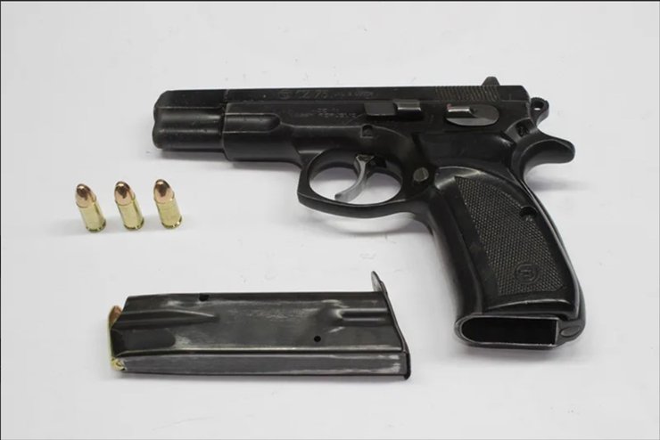 пистолет CZ 75, петр павел, подарок зеленскому, чешский пистолет