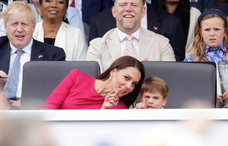 Кейт Миддлтон пыталась развлечь сына, показывая ему, как интересно проходит парад.