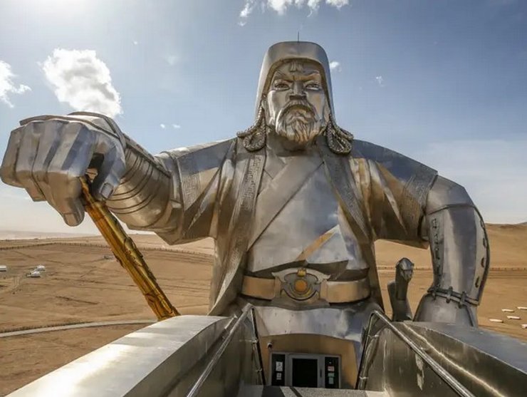 статуя чингисхана