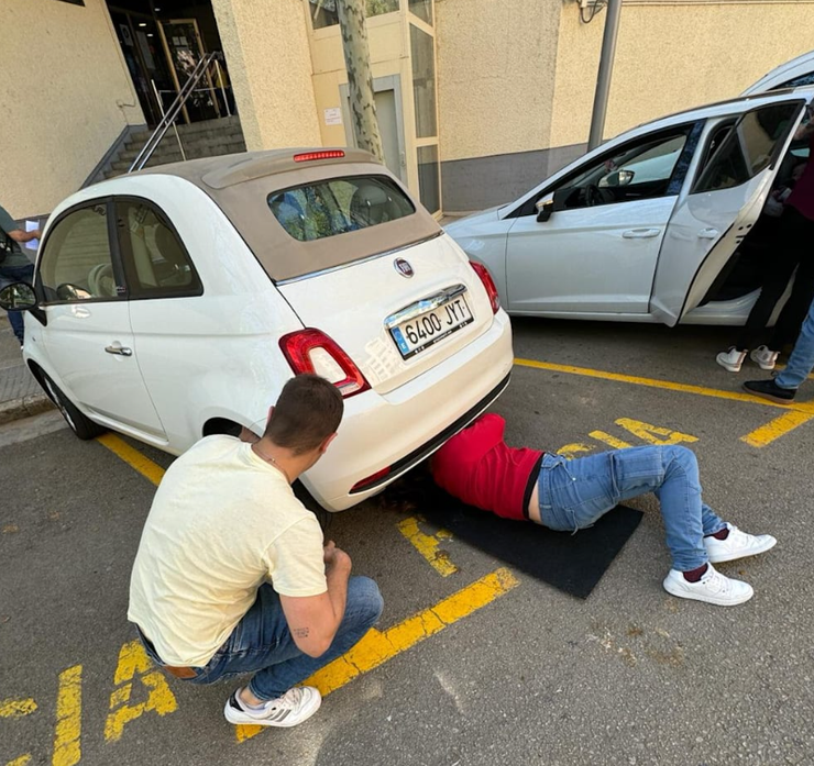 Девушка следила за бывшим с помощью жучка Apple AirTag, Стивен Майер, отношения, любовь, ревность, курьезы, фото, Испания