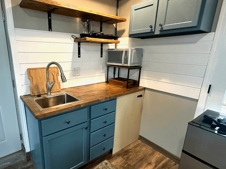 Мужчина собственноручно возводит дом