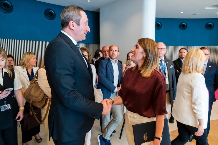 Алексей Чернышов встретился за границей с Робертой Мецолой