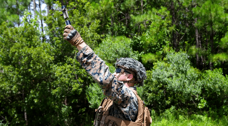 запуск мінідрона з рук