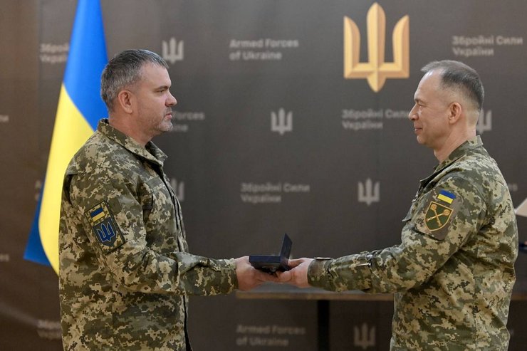 Александр Сырский награждает украинских военных, которые уничтожили много россиян