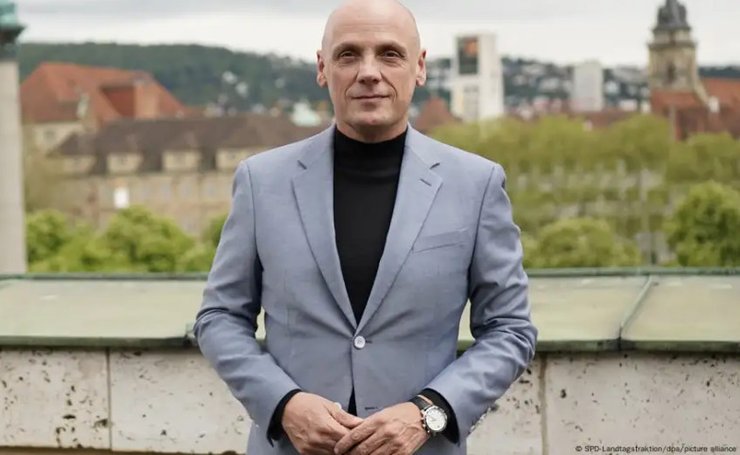 Німецький політик Даніель Борн на тлі міста – фото перед його відставкою