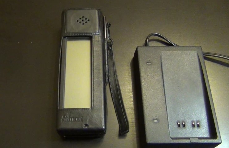 Мобільний телефон IBM Simon із зарядним пристроєм