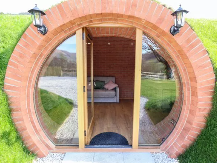 Будинок у пагорбі, оренда незвичного житла, де сховатися від спеки, нерухомість, хатина з фільму Володар перснів, фото