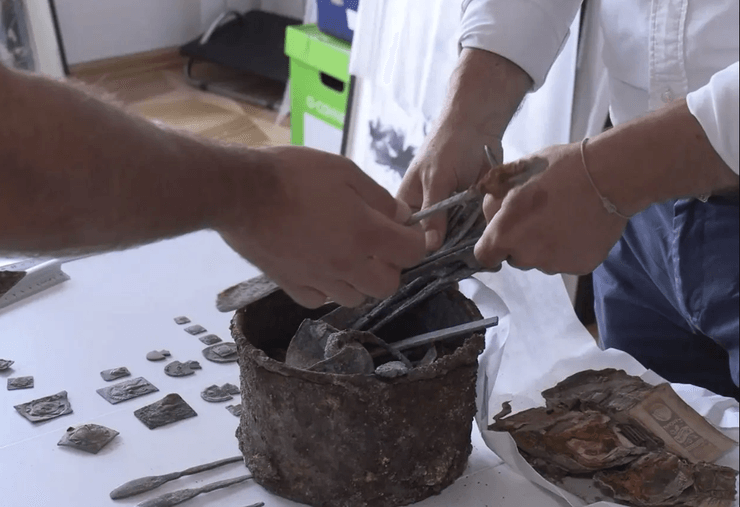 Варшавское гетто, история, археология, раскопки, находка, нацисты, Вторая мировая война, археологическая находка, Польша, производство столовых приборов, украшения, эмблемы, исторические артефакты