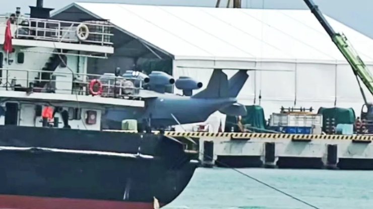 Судно, яке видно на пірсі Бохайського моря в Китаї