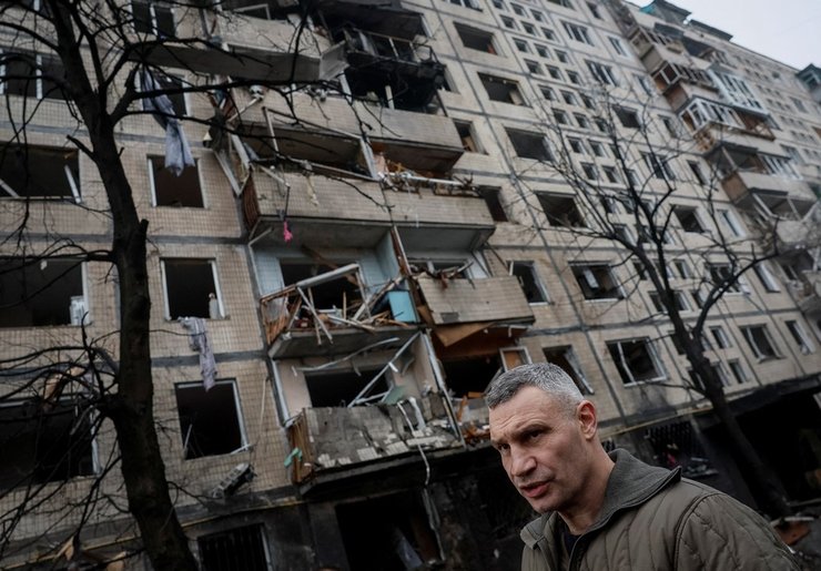 Киевский мэр Виталий Кличко на фоне пострадавшего дома