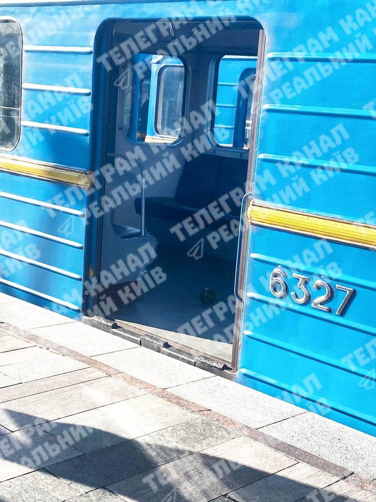 Фото предмета, который бросили в вагон столичного метро