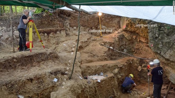 кость оленя, древнейшее произведение искусства в мире, неандертальцы, пещера единорога