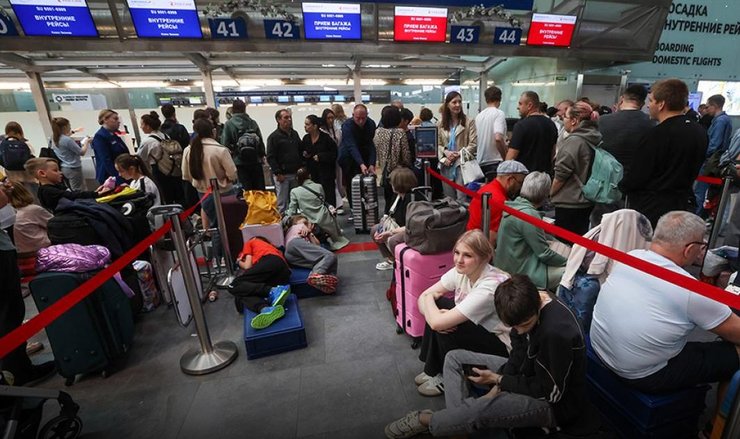Пассажиры "Аэрофлота" в ожидании возобновления рейсов