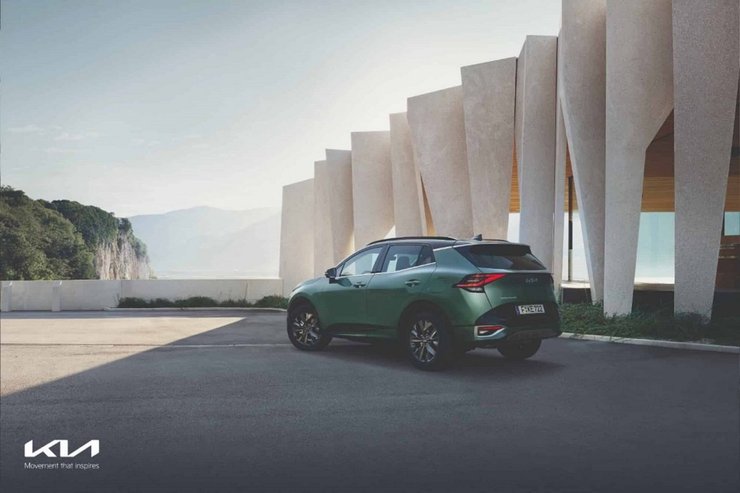 Новый Kia Sportage 2022 года, вид сзади и сбоку