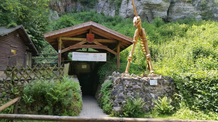 кость оленя, древнейшее произведение искусства в мире, неандертальцы, пещера единорога