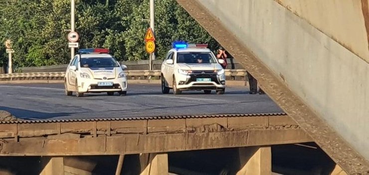 полицейские машины у разведенного моста в николаеве